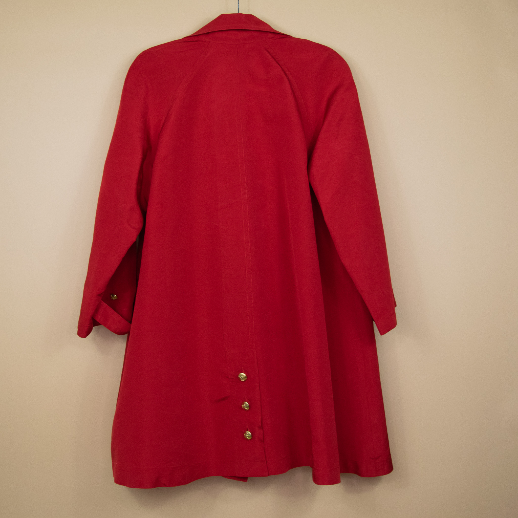 Chanel Trenchcoat Mantel Rot Seide mit Goldenen Knöpfen