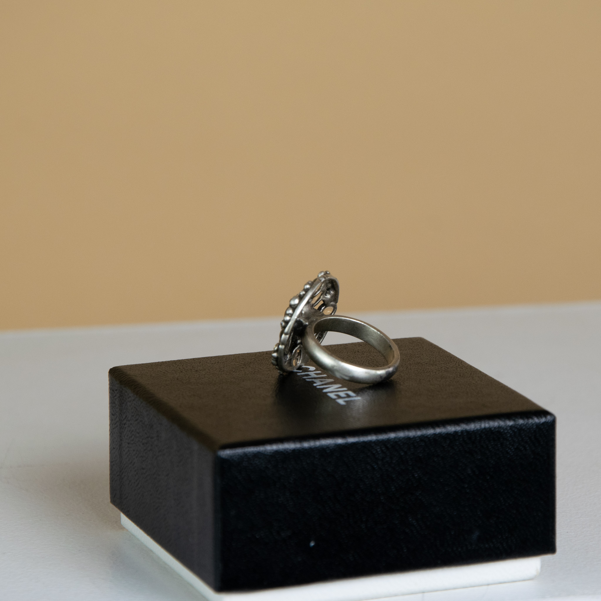 Chanel CC Ring mit Schmucksteinen und Kristallen