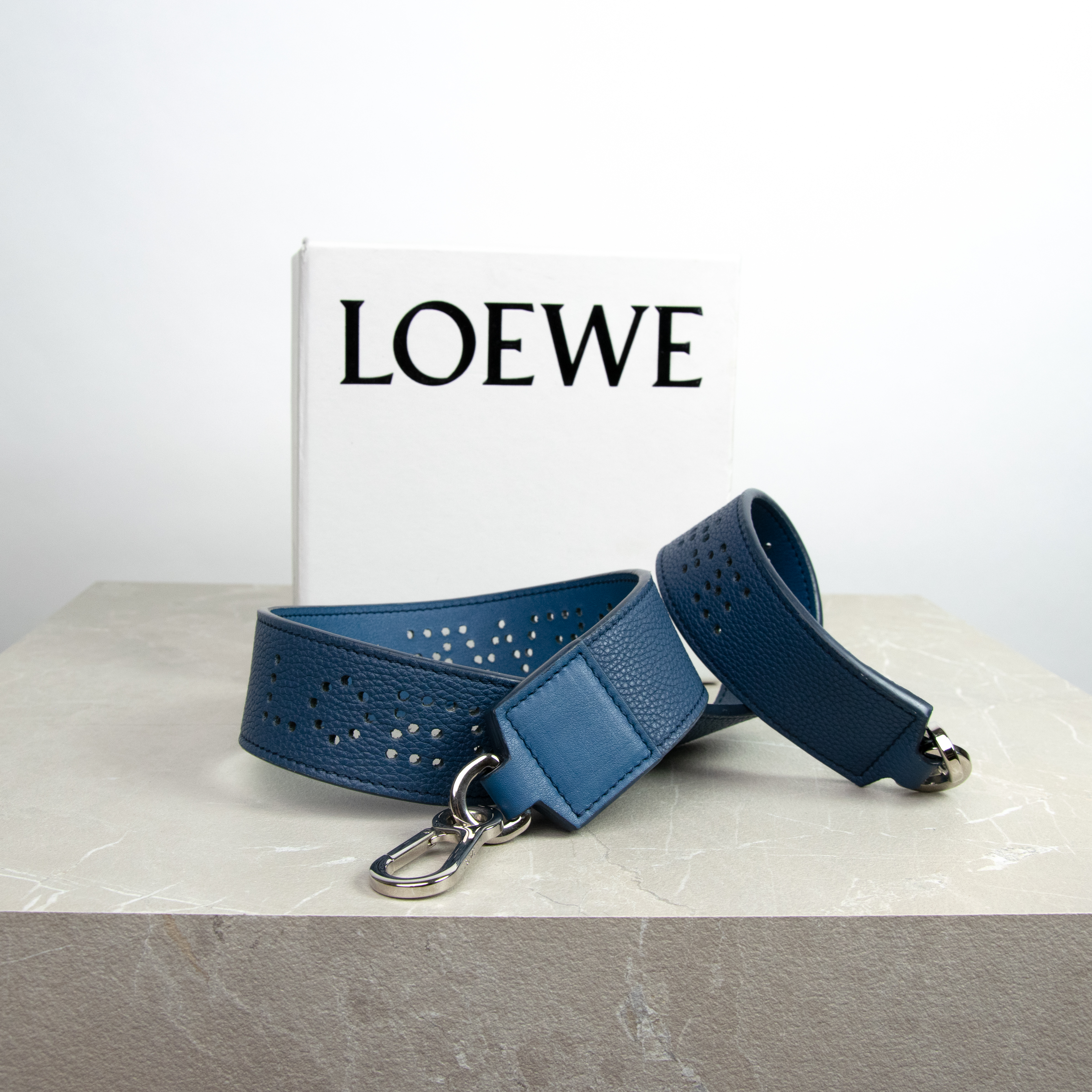Loewe Anagram Schultergurt Leder Blau mit silberner Hardware