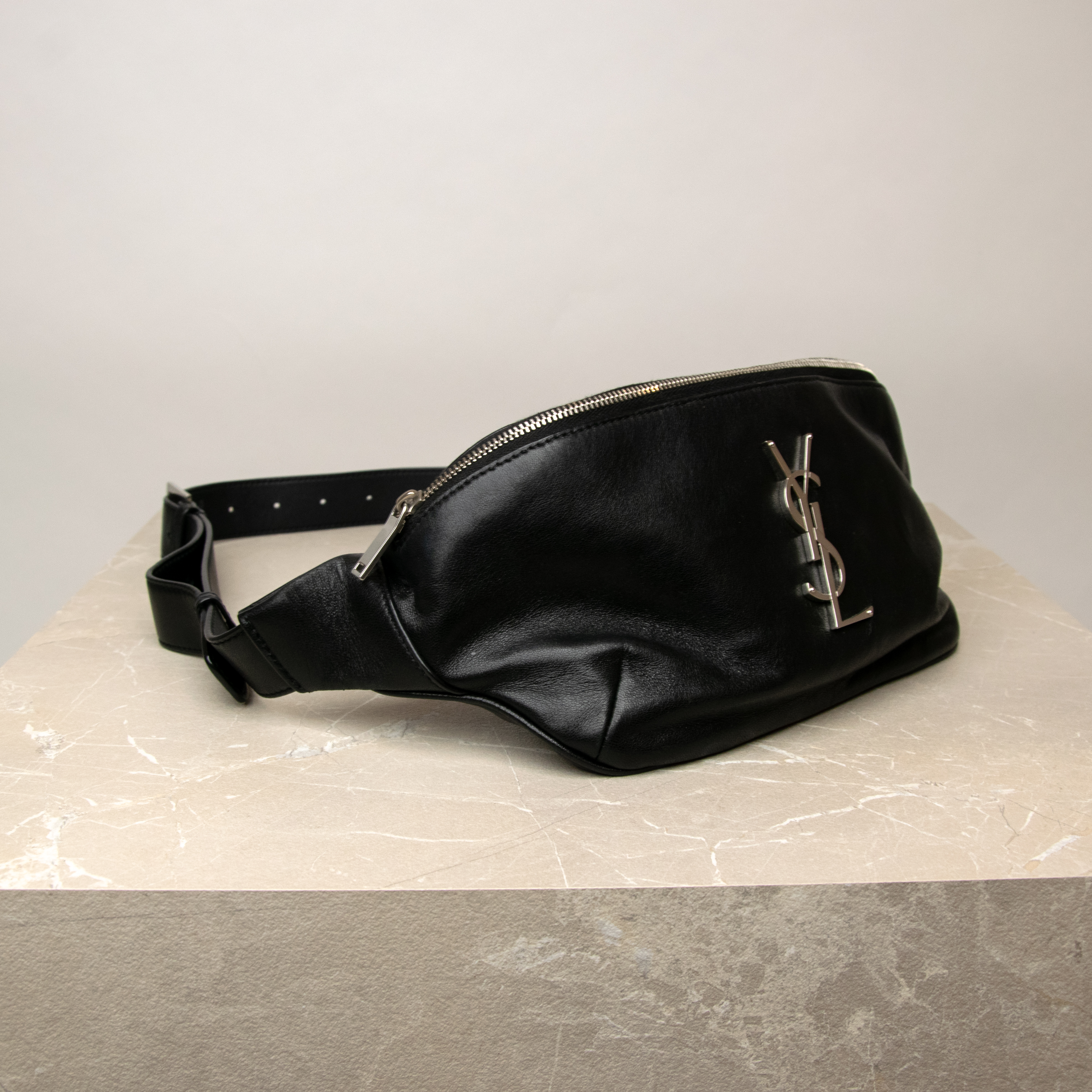 Saint Laurent Cassandre Gürteltasche Bum Bag Schwarz mit silberner Hardware