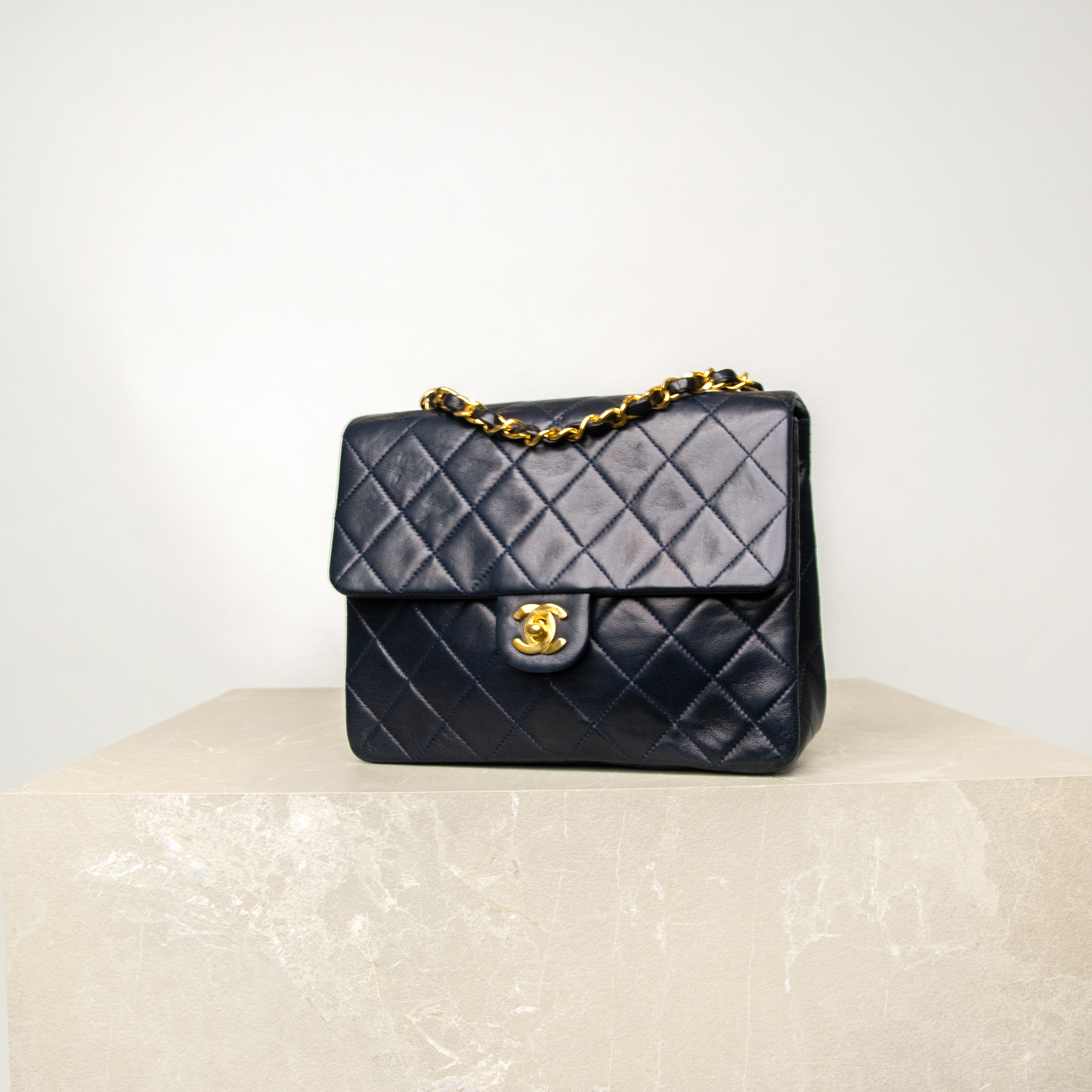 Chanel Mini Square Single Flap Bag Lambskin Dunkelblau mit goldener Hardware