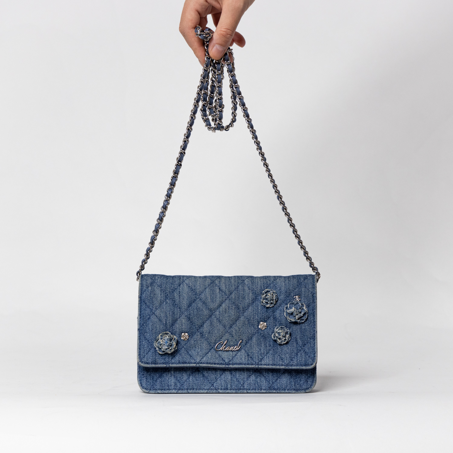 Chanel Wallet on Chain WOC Denim Blau Jeans mit Kamelien