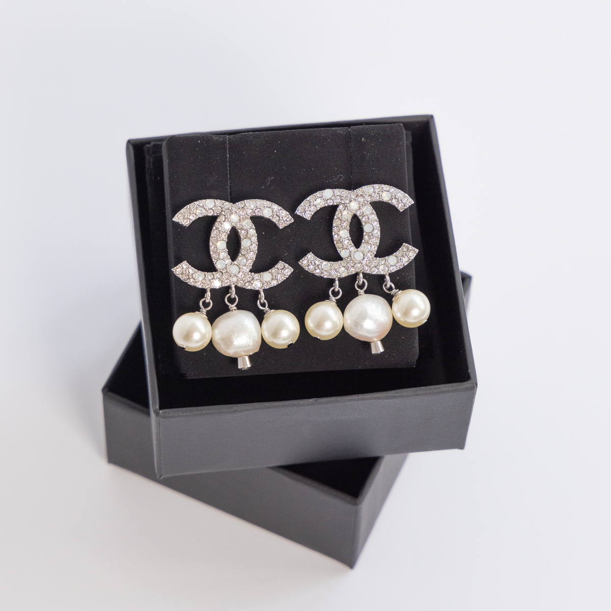 Chanel CC earrings with pearl pendant
