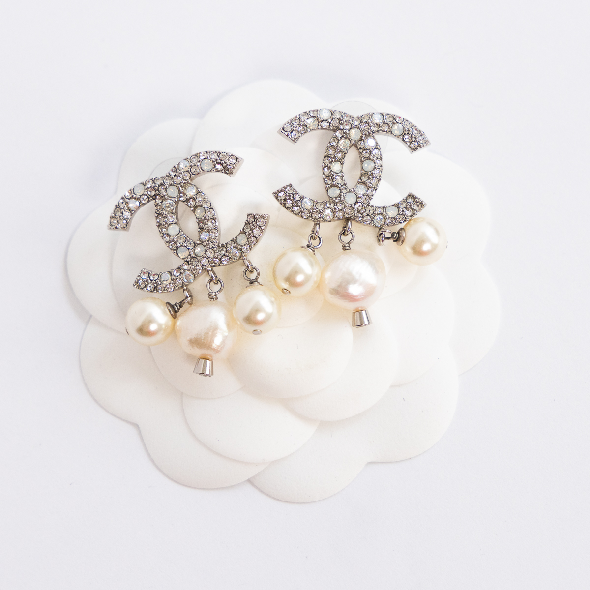 Chanel CC Ohrringe mit Perlenanhänger