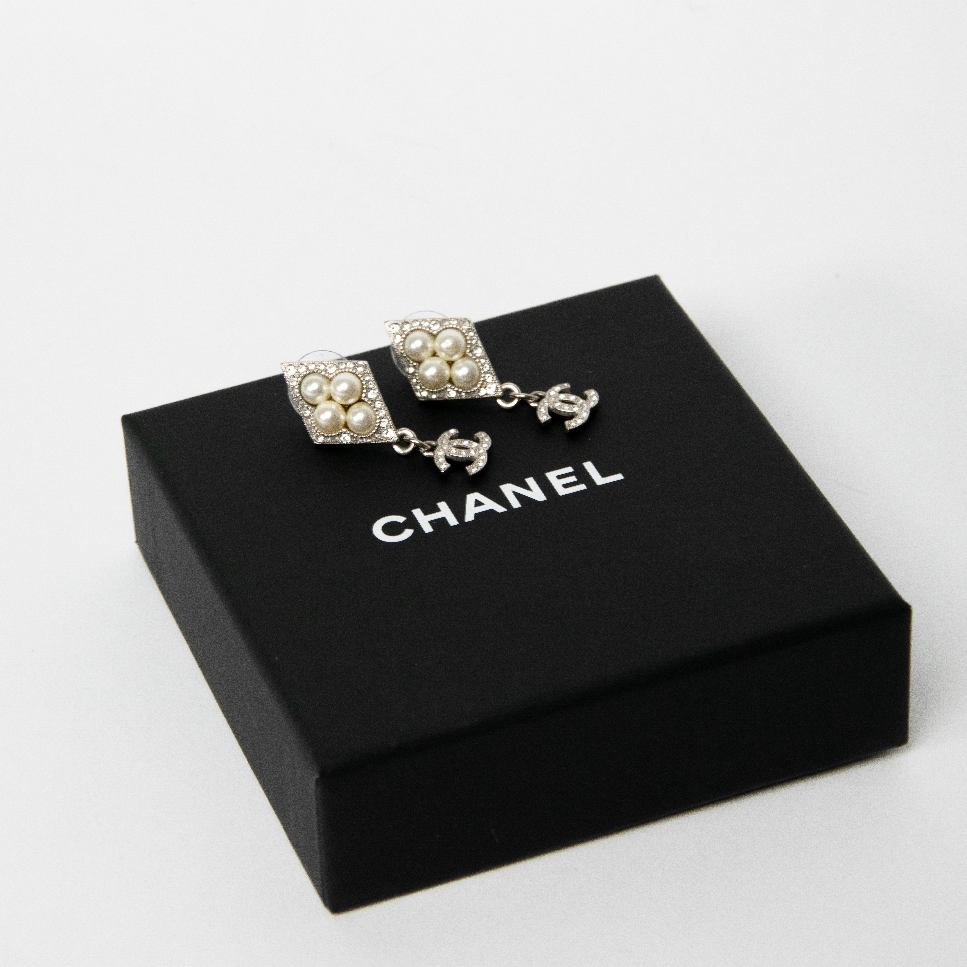 Chanel CC diamond pendant with pearls