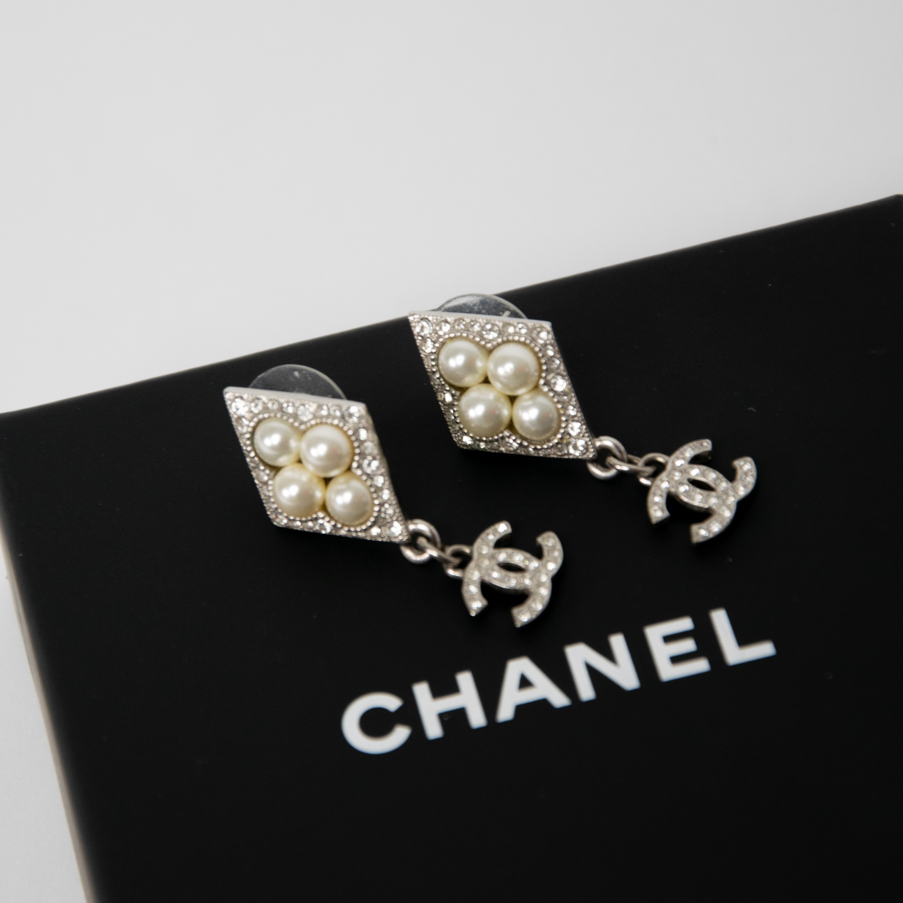 Chanel CC Rautenanhänger mit Perlen